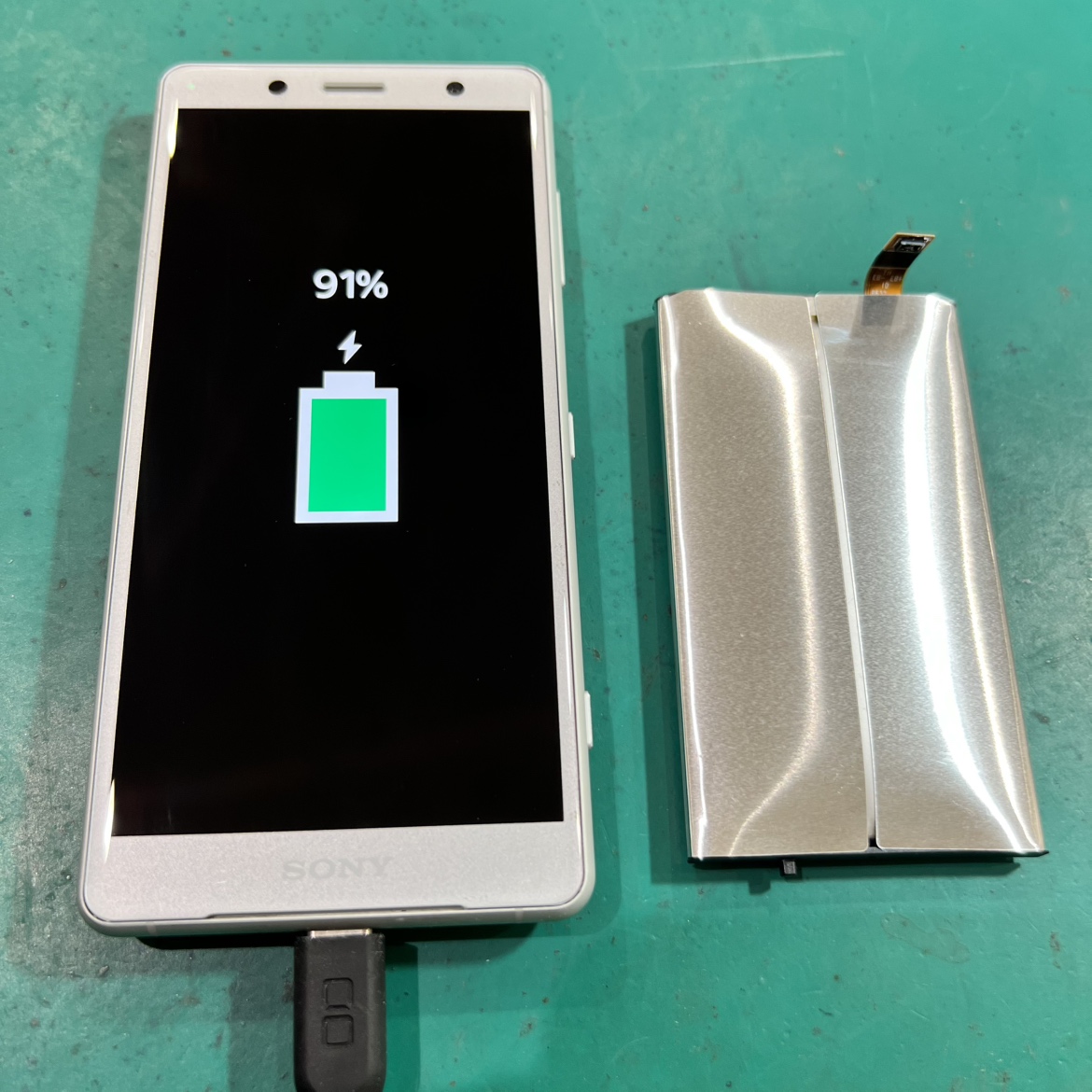 Xperia XZ2 compact バッテリー膨張 交換〈筑前町からご来店